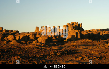 Sonnenuntergang in der Wüste El Ghessour Tassili Ahaggar Sahara Algerien Stockfoto