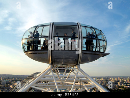 Touristen in einer Kapsel Hülse auf dem London Eye, Jubillee Gardens, London UK Stockfoto