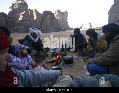 Tuareg in Lagerfeuer El Ghessour Tassili Ahaggar Sahara Wüste Algerien Stockfoto