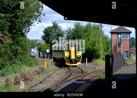 Zug von Stourbridge Stadt Ankunft in Stourbridge Junction Bahnhof, West Midlands, England, UK Stockfoto