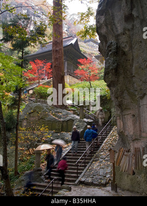 Besucher von der Bergspitze Tempel Yamadera in der Nähe von Yamagata in der nördlichen Region von Japan durch den Wald absteigend Stockfoto