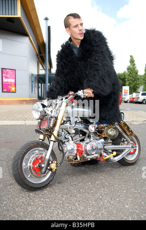 weißer Affe Gorilla Anzug mit Affe Fahrrad Stockfoto