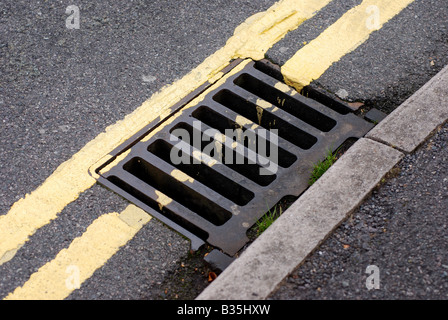 Entleeren Sie Deckel und doppelte gelbe Linien UK Stockfoto