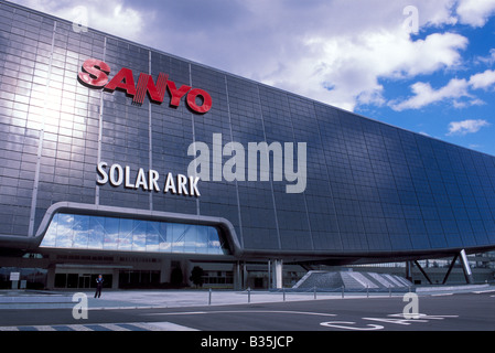 SANYO Solar Ark einzigartige Form Gebäude bedeckt mit Photovoltaik-Solarzellen zur Erzeugung von elektrischer Energie aus der Sonne Stockfoto