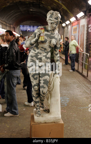 Zeitraum - Tarnung Statue Holding Dose Special Brew Banksy 2008 Cans Festival im Londoner Leake Street zu brauen Stockfoto