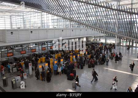 Menschen Schlange, um check-in am Flughafen München Stockfoto