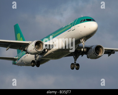 Aer Lingus Airbus A320 Twin-engine kommerziellen Passagier Flugzeug Ansatz. Closeup Vorderansicht. Stockfoto