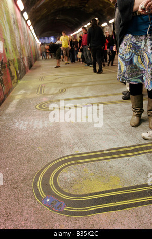 Street Art Banksy Cans Festival 2008 in Londons Leake St - pretend Auto-Rennstrecke auf dem Boden Stockfoto