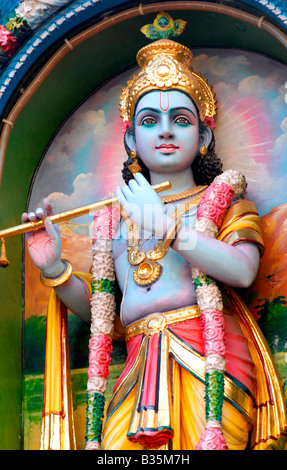 Detail des Hindu-Gottes Lord Krishna auf einem Tempel in Singapur Stockfoto