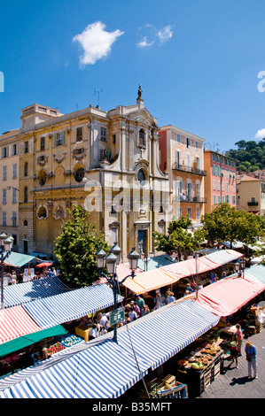 Cours Saleya Markt mit Chapelle De La Misericorde im Hintergrund, die Altstadt von Nizza, Côte d ' Azur, Frankreich Stockfoto