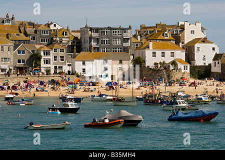 St Ives Harbour mit Booten und Häuser direkt am Meer Stockfoto