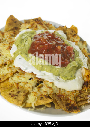 Nacho-Chips mit Sauerrahm Guacamole und salsa Stockfoto