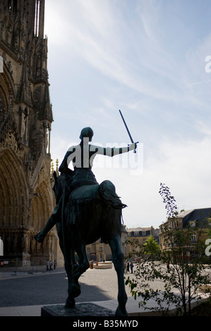 Jeanne d ' Arc Statue außerhalb der Kathedrale von Reims Stockfoto