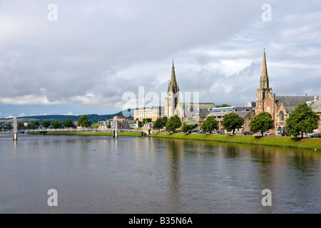 Kirchen entlang Fluss Ness in Inverness (L, R) Old High Church, freie Nordkirche und St. Columba hoch Stockfoto