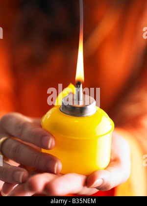 Eine Frau Hand Holding pelita Stockfoto