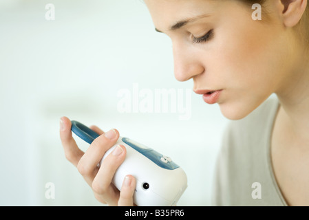 Frau mit Babymonitor, close-up Stockfoto