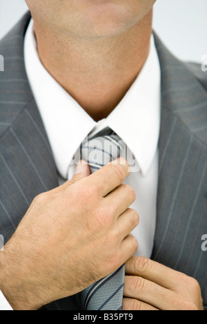 Geschäftsmann, die Anpassung der Krawatte, close-up, beschnitten Stockfoto