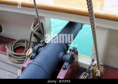 Eine Kanone auf dem Deck der Pride of Baltimore ship bei den maritimen Festiville in Port Washington, Wisconsin Stockfoto