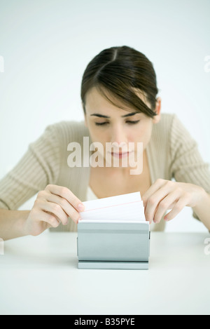 Junge Frau auf der Suche über Karteikarten-box Stockfoto