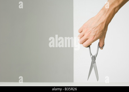Hand halten paar Schere öffnen, wies darauf hin, beschnitten, Ansicht Stockfoto