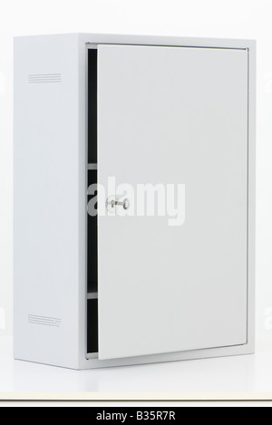 Weißen Schrank, halb offen, leeren Raum für Produkt anzeigen, hellblau