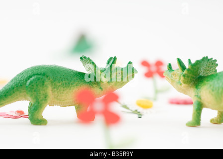 Spielzeug Triceratops von Angesicht zu Angesicht in künstlichen Garten Stockfoto