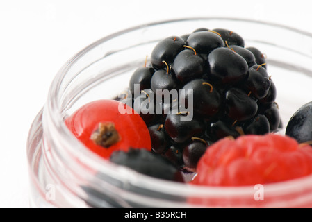 Beeren in kleinen kosmetischen Behälter, Nahaufnahme, beschnitten Stockfoto