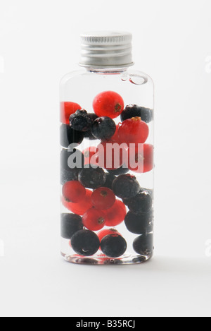 Fresh berries in cosmetic bottle Stockfoto