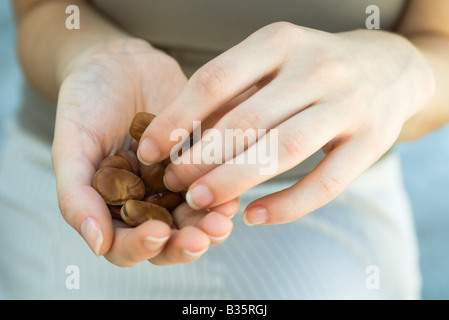 Handvoll trockene Bohnen, andererseits eine Bohne Abholung Stockfoto