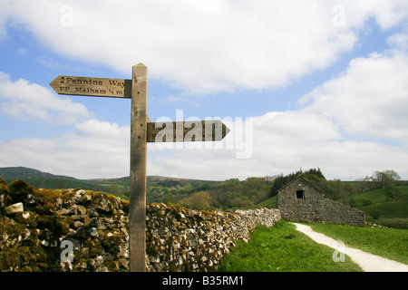 Schild der Pennine Way, Malham und Hanlith, etwas außerhalb des Dorfes Malham in North Yorkshire Dales National Park. Stockfoto