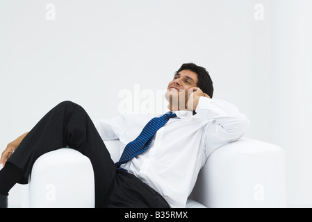 Geschäftsmann in Sessel entspannen, reden am Telefon, Lächeln Stockfoto