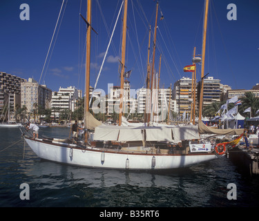 Szene in Regatta Dorf während der XXIV TROFEO ALMIRANTE CONDE DE BARCELONA Classic Boote Segelregatta, Palma De Mallorca. Stockfoto