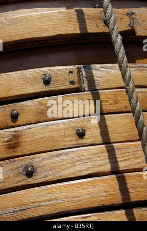 Ringe aus Holz Segel am Mast von der Pride of Baltimore Schiff Stockfoto