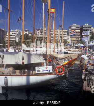 Szene in Regatta Dorf während der XXIV TROFEO ALMIRANTE CONDE DE BARCELONA Classic Boote Segelregatta, Palma De Mallorca. Stockfoto