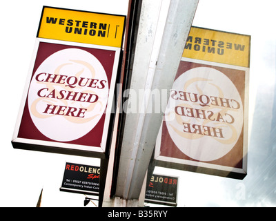 Zeichen der Rezession Geld Scheck einlösen-Shop in Redditch, Worcestershire Stockfoto