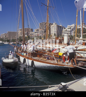 Szene in Regatta Dorf während der XXIV TROFEO ALMIRANTE CONDE DE BARCELONA Classic Boote Segelregatta, Palma De Mallorca. Stockfoto