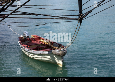 Einen schmuddeligen gefesselt auf der Brigg Niagara Bootsanlegestelle in Port Washington, Wisconsin Stockfoto