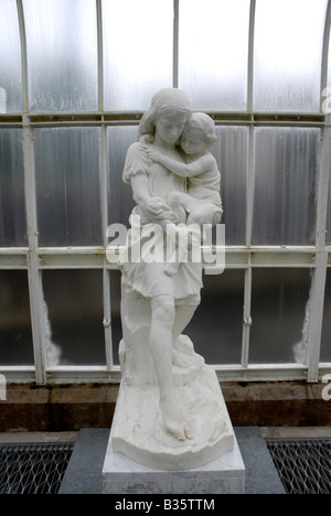 Weiße Marmorskulptur Trittsteine durch William Hamo Thornycroft Kibble Palace botanischen Gartens Glasgow Stockfoto