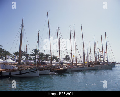 Szene in Regatta Dorf während der XXIV TROFEO ALMIRANTE CONDE DE BARCELONA Classic Boote Segelregatta, Palma De Mallorca. Stockfoto