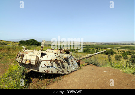 Reste von einem syrischen Panzer zerstört während der israelisch-arabischen Kriege; Foto auf den Golan-Höhen. Stockfoto