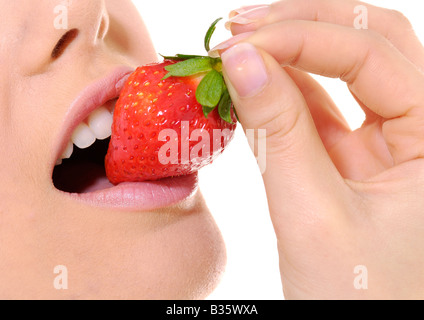 Nahaufnahme einer jungen Frau eine Erdbeere essen Stockfoto