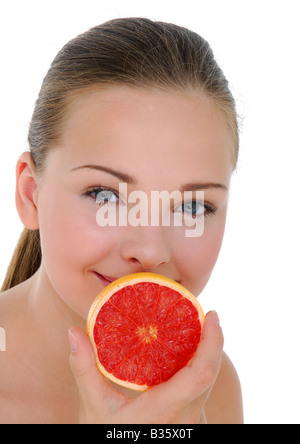 Porträt einer jungen Frau hält eine halbe grapefruit Stockfoto
