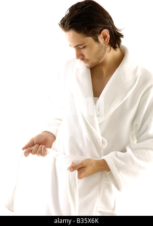 Nahaufnahme eines jungen Mannes trägt einen Bademantel Stockfoto