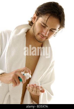 Nahaufnahme eines jungen Mannes drückte Rasierschaum auf seine hand Stockfoto