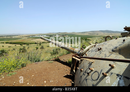 Reste von einem syrischen Panzer zerstört während der israelisch-arabischen Kriege; Foto auf den Golan-Höhen. Stockfoto