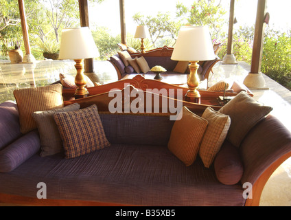 Blick auf mehrere Kissen auf der Couch angeordnet. Stockfoto