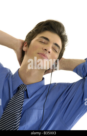 Nahaufnahme eines Geschäftsmannes, Musik hören und mit geschlossenen Augen Lächeln Stockfoto