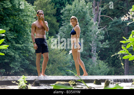 Mann und Frau durch einen Pool im Geheimnis zu schwimmen, The Big Chill Festival 2008, Eastnor, Herefordshire Stockfoto