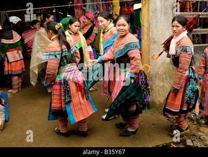 Eine Gruppe von Flower Hmong Mädchen betreten einen Markt in Nordvietnam Stockfoto