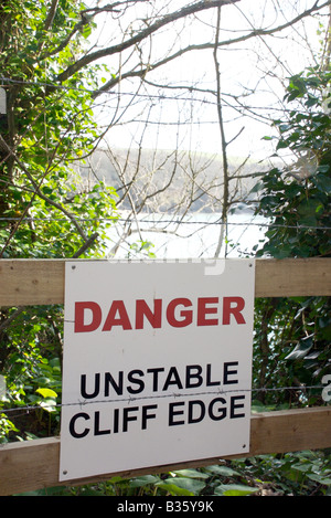 Gefahr Ankündigung instabiler Klippe, Salcombe, Devon, UK Stockfoto